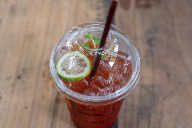 limon ve buz çay kokteyl cola. Limonlu çay kokteyl cola plasticglass içinde götürmek. 