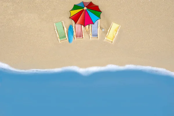 Top View Leżaki Parasol Pięknej Plaży Słoneczny Dzień Portret Parę — Zdjęcie stockowe