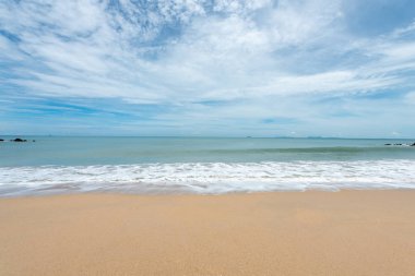 Yumuşak dalgalar üzerinde kum plaj. Beyaz kabarcıklar sahilde okyanus dalgaları seashore tarafından yaratılmıştır. Akış dalga ile tropikal plaj.