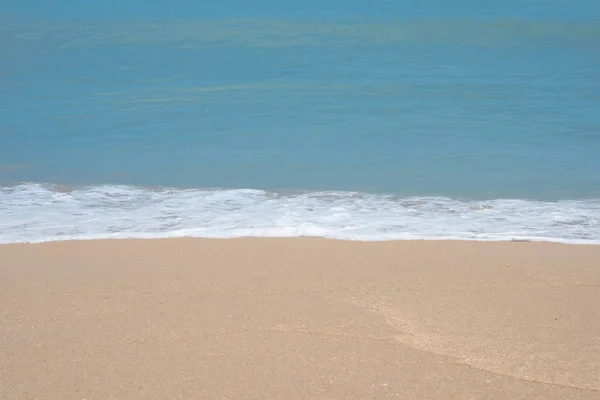 Ondas Suaves Playa Arena Burbujas Blancas Creadas Playa Por Las — Foto de Stock