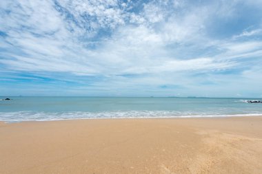 Yumuşak dalgalar üzerinde kum plaj. Beyaz kabarcıklar sahilde okyanus dalgaları seashore tarafından yaratılmıştır. Akış dalga ile tropikal plaj.