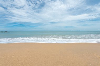Yumuşak dalgalar üzerinde kum plaj. Beyaz kabarcıklar sahilde okyanus dalgaları seashore tarafından yaratılmıştır. Akış dalga ile tropikal plaj.
