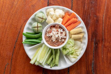 Tayland mutfağı nam prik veya chili Yapıştır karışımları ile çeşitli sebzeli karides hizmet vermektedir. karides Chili sos ve ahşap masa Tay sebze.