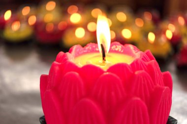 Birçok ufuk mum alevleri önünde mum. Geceleri yanan çiçek mum. Alan sığ derinliği ile birçok yanan mumlar.