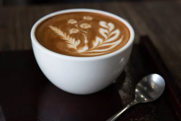 Cangkir Kopi Putih Meja Kayu Kafe Cangkir Kopi Latte Art — Stok Foto