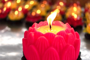 Birçok ufuk mum alevleri önünde mum. Geceleri yanan çiçek mum. Alan sığ derinliği ile birçok yanan mumlar.