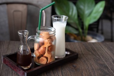 süt çay küp. Thai tarz - sütlü buzlu çay. süt Tay çay yeni tip cam bardağı ahşap masa üzerinde