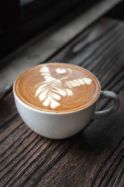 Cangkir Kopi Putih Meja Kayu Kafe Cangkir Kopi Latte Art — Stok Foto