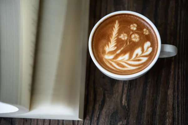 Nahaufnahme Weiße Kaffeetasse Mit Herzförmigem Latte Art Schaum Auf Schwarzem — Stockfoto