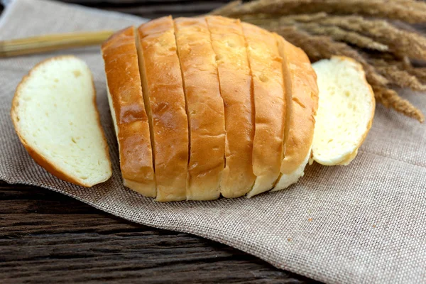 Sarı Patates Ekmek Taze Pişmiş Ekmek Ahşap Masa Yapımı Patates — Stok fotoğraf