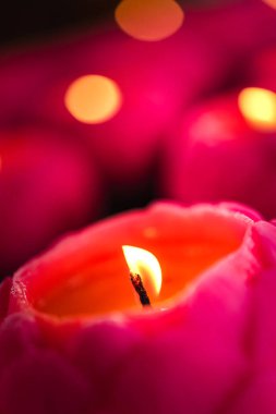 Birçok ufuk mum alevleri önünde mum. Geceleri yanan çiçek mum. Alan sığ derinliği ile birçok yanan mumlar.