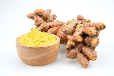 Zerdeçal tozu ve beyaz arka plan üzerinde taze zerdeçal. 