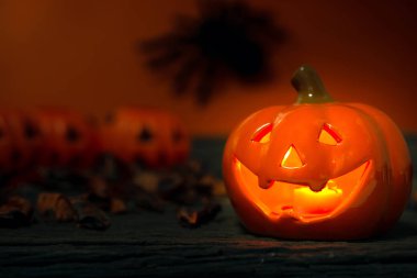 Karanlıkta korkunç yüzü olan mutlu Cadılar Bayramı korkutucu yanan balkabağı. Lamba ve mumlar yakınlardadır. Spooky Halloween arka plan jack o fener ile.