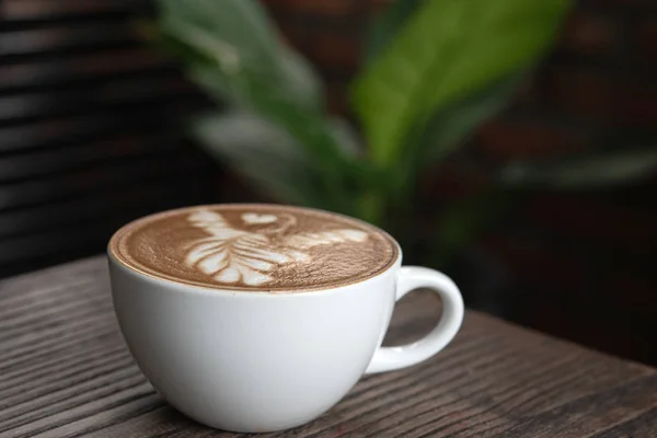 Filiżanka Biała Drewnianym Stole Kawiarni Kubek Kawa Latte — Zdjęcie stockowe