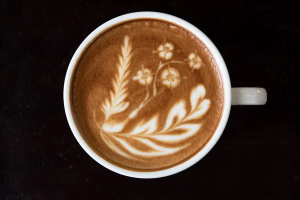 Bliska Biała Filiżanka Serca Kształt Latte Art Pianki Czarny Stół — Zdjęcie stockowe