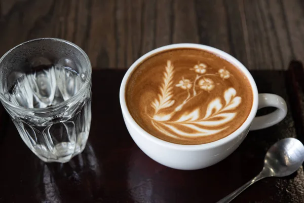 Tutup Cangkir Kopi Putih Dengan Bentuk Hati Busa Seni Latte — Stok Foto