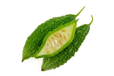 Acı kavun ya da acı kabak yarım ile izole üzerinde beyaz arka plan dilimlenmiş. acı su kabakları izole. 