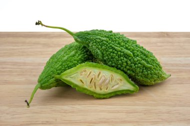 Acı kavun ya da acı kabak yarım ile ahşap arka plan üzerine dilimlenmiş. acı su kabakları.