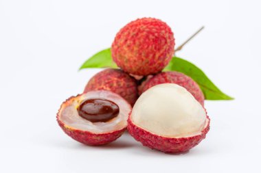 Beyaz arka plan üzerinde Lychee meyve. Lychee izole. Tropikal meyve. 
