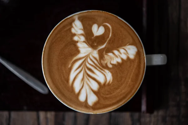 Nahaufnahme Weiße Kaffeetasse Mit Herzförmigem Latte Art Schaum Auf Schwarzem — Stockfoto