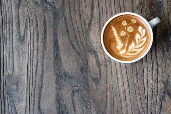 心形ラテ アート泡窓の近く黒い木製のテーブルの上で白いコーヒー カップを閉じます トップ ビュー カフェラテ アート コーヒー カップ — ストック写真