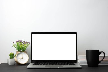 Dizüstü bilgisayar ile çalışma, sıcak kahve ve bitki alanı Resepsiyon arka plan, iş kavramı üzerine kopyalayın. Tablo boş ekran ile dizüstü bilgisayar