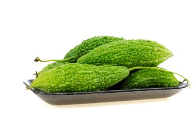 Acı kavun ya da acı kabak yarım ile izole üzerinde beyaz arka plan dilimlenmiş. acı su kabakları izole. 