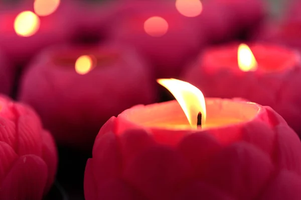 Κερί Μπροστά Από Πολλές Defocused Κερί Φλόγες Κεριά Λουλουδιών Που — Φωτογραφία Αρχείου