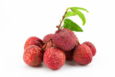Beyaz arka plan üzerinde Lychee meyve. Lychee izole. Tropikal meyve. 