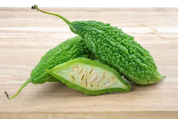 Acı kavun ya da acı kabak yarım ile ahşap arka plan üzerine dilimlenmiş. acı su kabakları.