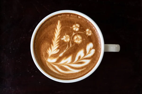 Feche Xícara Café Branco Com Forma Coração Latte Espuma Arte — Fotografia de Stock