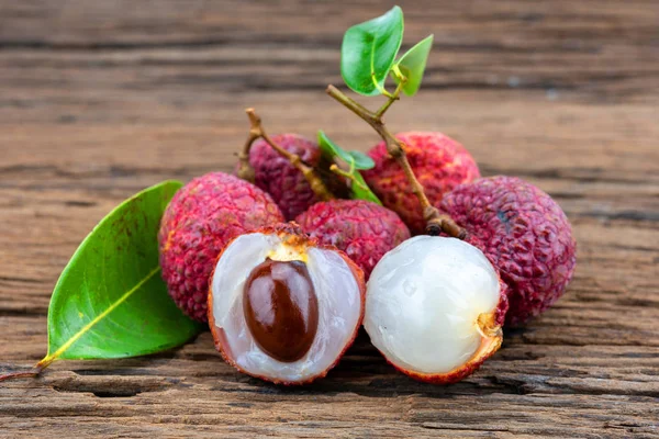 Lychee meyve ahşap arka plan üzerinde. Tropikal meyve. 