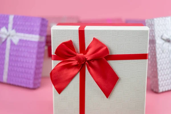 Caja Regalo Sobre Fondo Rosa Caja Regalo Roja Blanca — Foto de Stock