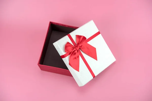 Presentbox Rosa Bakgrund Röd Och Vit Presentask — Stockfoto