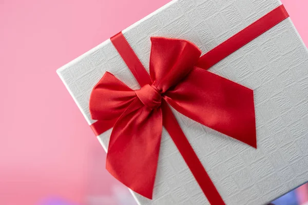 Caja Regalo Sobre Fondo Rosa Caja Regalo Roja Blanca — Foto de Stock