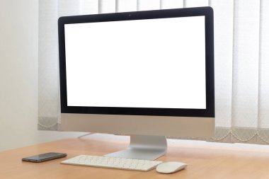 Office monitör bilgisayar, ahşap masa üzerinde fare. bilgisayar ve klavye, fare ile boş perde. Dijital iş kavramı.