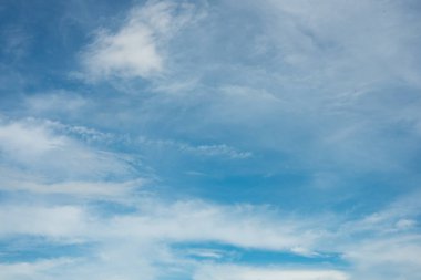 Bulutlu mavi gökyüzü. Gökyüzü mavisi arkaplan. 