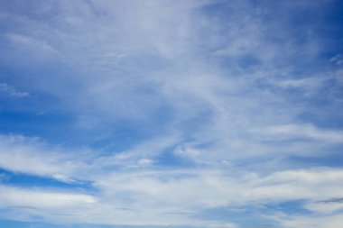 Bulutlu mavi gökyüzü. Gökyüzü mavisi arkaplan. 