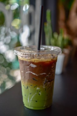  Buzlu matcha ve espresso füzyon kahve. Buzlu Matcha ve plastik kap içinde Espresso kahve