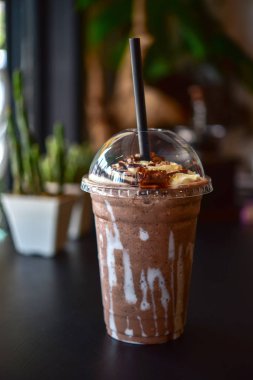 Mocha buzlu kahve. Buz bir masada çikolata. Kafede kavanoz çikolata yüzlü (milkshake). Çikolata frappe. Buz çikolata kremalı masada