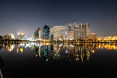 Benchakitti Park manzarası, Tayland modern binaların. Cityscape Fotoğrafçılık, Modern gece şehir manzarası ışık yansıması, Bangkok gece şehri ile. Bangkok gece hayatı.