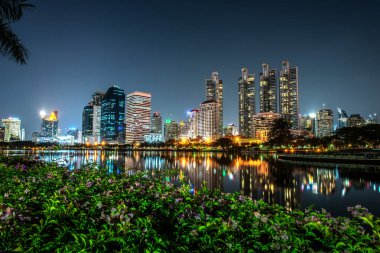 Benchakitti Park manzarası, Tayland modern binaların. Cityscape Fotoğrafçılık, Modern gece şehir manzarası ışık yansıması, Bangkok gece şehri ile. Bangkok gece hayatı.