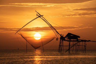 Güzel gündoğumu Pakpra kanalında, Phatthalung, Tayland. Balıkçı Pakpra, dev kare dipnet ile. Pakpra doğal manzarası güzel sabah erkenden. Vintage bambu balık tuzak makine göl, Pakpra, Phatthalung, Tayland