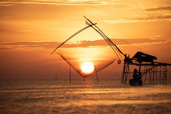 Güzel gündoğumu Pakpra kanalında, Phatthalung, Tayland. Balıkçı Pakpra, dev kare dipnet ile. Pakpra doğal manzarası güzel sabah erkenden. Vintage bambu balık tuzak makine göl, Pakpra, Phatthalung, Tayland
