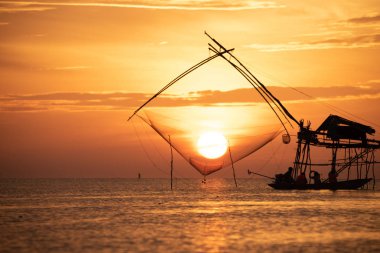 Güzel gündoğumu Pakpra kanalında, Phatthalung, Tayland. Balıkçı Pakpra, dev kare dipnet ile. Pakpra doğal manzarası güzel sabah erkenden. Vintage bambu balık tuzak makine göl, Pakpra, Phatthalung, Tayland