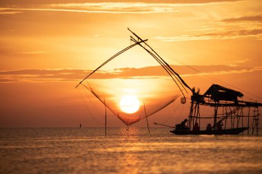 Güzel gündoğumu Pakpra kanalında, Phatthalung, Tayland. Balıkçı Pakpra, dev kare dipnet ile. Pakpra doğal manzarası güzel sabah erkenden. Vintage bambu balık tuzak makine göl, Pakpra, Phatthalung, Tayland