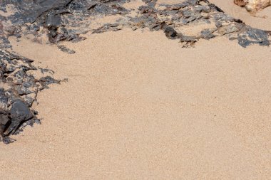 Plaj kum zemin üzerine taş, taş çerçeve. kum plaj arka plan üzerinde taşlar. boş yuvarlak çerçeve.