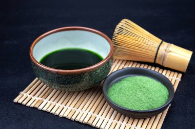 Matcha. Organik yeşil Matcha çay töreni. Matcha toz. Matcha ile yemek tarifi