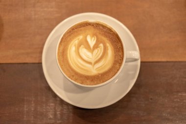 Kahve fincanı. Ahşap arka plan üzerinde beyaz bir fincan kahve 