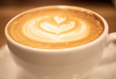 Kahve fincanı. Ahşap arka plan üzerinde beyaz bir fincan kahve 